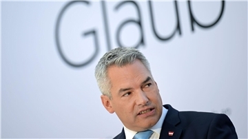 „Ich stehe dazu, dass sich Leistung lohnen muss, und ich stehe dazu, dass Eltern eine Fürsorgepflicht für ihre Kinder haben“, sagt Österreichs Bundeskanzler Karl Nehammer.