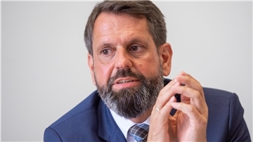 „Ich will, dass wir konsequent, verlässlich und nachhaltig für mehr Arten- und Umweltschutz arbeiten. Das geht am besten, wenn es dafür eine breite Unterstützung und Akzeptanz gibt“, sagt Niedersachsens Umweltminister Olaf Lies (SPD).