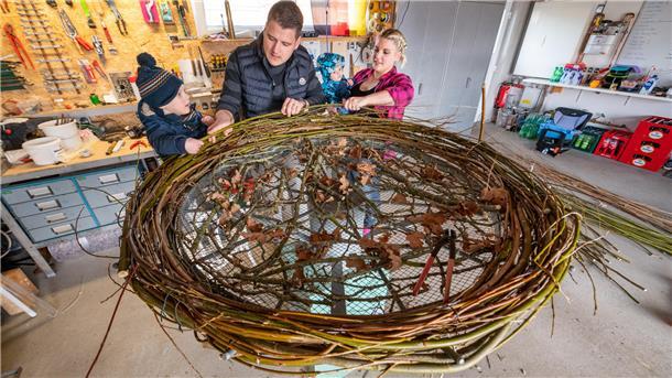 Familie Mittendorf mit ihrem Storchennest