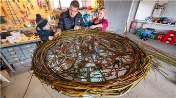 Familie Mittendorf mit ihrem Storchennest