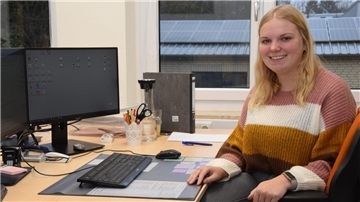 „Ich wurde schon am Anfang supergut aufgenommen von den Kollegen“: die 22-jährige Annalena Steffens aus Selsingen an ihrem Arbeitsplatz bei den Stadtwerken in Zeven.