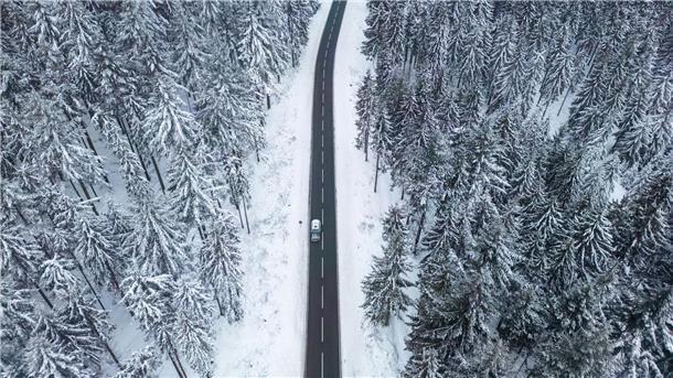 Idyllische Straße im Taunus: Auch in den kommenden Tagen soll es winterlich kalt bleiben.
