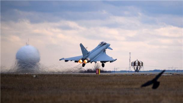 Nahe am Ukraine-Krieg: Luftwaffe sichert Nato-Südostflanke ie deutsche Luftwaffe unterstützt derzeit Nato-Mitglied Rumänien mit Eurofighter Kampfflugzeugen und einem Abwehrsystem bei einem Nato-Programm.