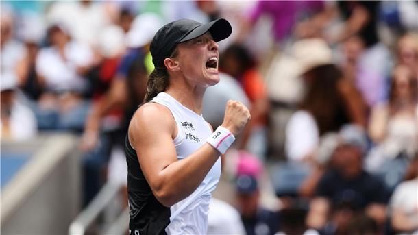 Textnachricht an den Coach - Swiatek mit kuriosem Moment Iga Swiatek steht bei den US Open nach einem glatten Sieg im Viertelfinale.
