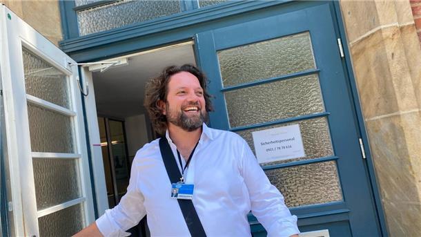 Der Bremerhavener Tenor Mirko Roschkowski singt an vielen großen Bühnen, diesen Sommer 2025 auch wieder am "grünen Hügel" bei den Wagner-Festspielen. Bild am Festspielhaus-Bühneneingang. Foto.