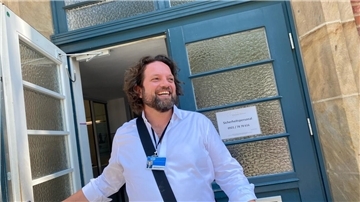 Der Bremerhavener Tenor Mirko Roschkowski singt an vielen großen Bühnen, diesen Sommer 2025 auch wieder am "grünen Hügel" bei den Wagner-Festspielen. Bild am Festspielhaus-Bühneneingang. Foto.