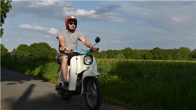 Ihno Zok aus Schiffdorf auf seiner Schwalbe. Der junge Familienvater liebt die Ausfahrten mit dem Oldtimer. Leider kommt er immer seltener dazu, auf die Maschine zu steigen.