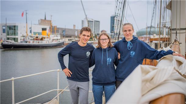 Warum diese Schüler ihre Handys freiwillig für sieben Monate abgeben Ihr „segelndes Klassenzimmer“ legt Sonnabend ab: Leopold (von links), Anni und Moritz sind nur drei von 44 Schülern an Bord der „Gulden Leeuw“.
