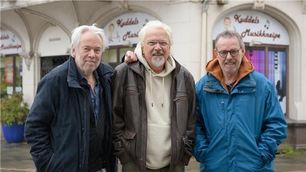 Ihr "Tatort": die legendäre Rudelsburg-Ecke "Kuddels kleine Kneipe", in der die Lerch-Brüder Peter und Kurt zu Hause waren. Hier ist das auf Peter Lerch verfasste Lied "Der König von Lehe" aufgenommen worden. Die Bremerhavener "Gang": (von links) Werner Spohn, Helmut Gawron, Heiko Weber-von Scheidt. 