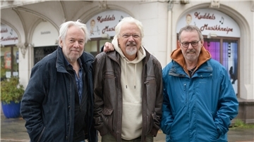 Ihr "Tatort": die legendäre Rudelsburg-Ecke "Kuddels kleine Kneipe", in der die Lerch-Brüder Peter und Kurt zu Hause waren. Hier ist das auf Peter Lerch verfasste Lied "Der König von Lehe" aufgenommen worden. Die Bremerhavener "Gang": (von links) Werner Spohn, Helmut Gawron, Heiko Weber-von Scheidt. 