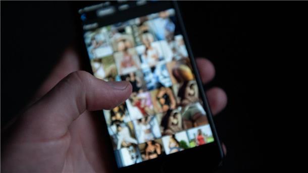 Mehr als ein Drittel der Minderjährigen hat Pornos gesehen Ihren ersten Porno hätten die meisten Befragten zwischen dem 12. und 14. Lebensjahr gesehen.