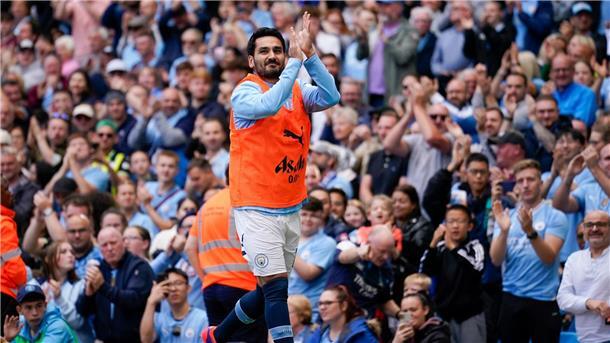 Ilkay Gündogan wird beim Aufwäremne von den Fans gefeiert.