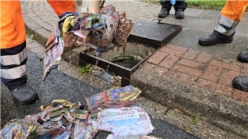 Mitarbeiter des Bauhofs und des Klärwerks mussten die matschigen Zeitungsbündel mühsam aus den Regenschächten fischen.