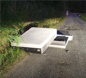 Illegal entsorgter Müll liegt auf einem Feldweg