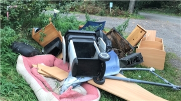 Illegale Müllkippe der größeren Art im Drangstedter Wald entdeckt. Es wurde ein Kantenschneider ebenso an den Wegesrand geworfen wie das Polster einer falschen Ledercouch und ein großes Hundebett. Doch damit nicht genug: Eine zerbrochene Glasvitrine mit allerlei gefährlichen Scherben war ebenso zu finden wie eine Kaffeekanne, ein Plastikpool mit Saugeinrichtung, der Fangkorb eines Rasenmähers, ein Stuhl, eine Kommode, ein Sonnenschirm zum Kurbeln und vieles mehr.