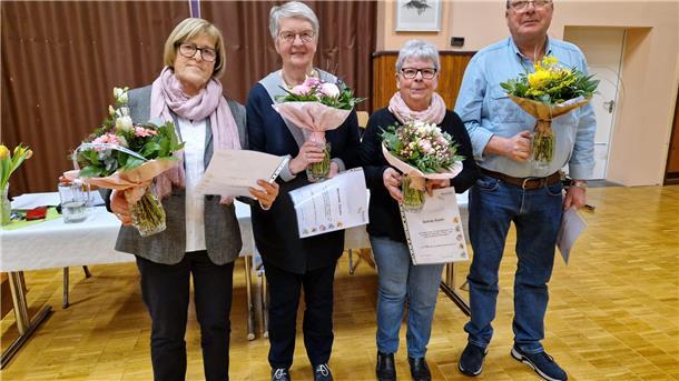 Geehrte beim Kneipp-Verein Brake halten Urkunden und Blumenstrauß in Händen