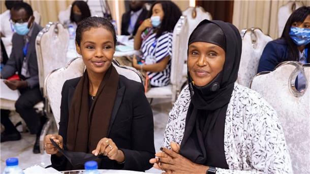 Gegen kaputte Systeme - Alternative Nobelpreisträger gekürt Ilwad Elman (l) und Fartuun Adan sind somalische Menschenrechtsverteidigerinnen, die gemeindenahe Projekte zur Friedenskonsolidierung leiten.
