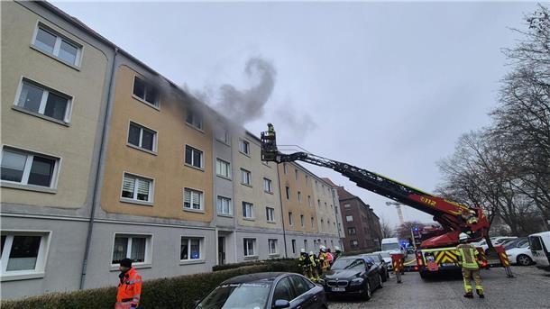 Im 3. Obergeschoss eines Wohnhauses in Bremerhaven-Lehe brannte es am Sonnabend. Die Feuerwehr hatte die Flammen nach eigenen Angaben schnell unter Kontrolle. 