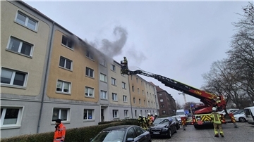 Im 3. Obergeschoss eines Wohnhauses in Bremerhaven-Lehe brannte es am Sonnabend. Die Feuerwehr hatte die Flammen nach eigenen Angaben schnell unter Kontrolle. 