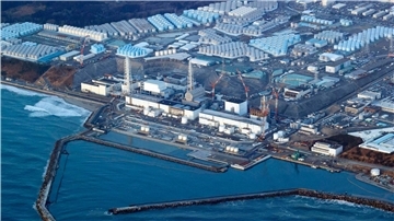 Im AKW Fukushima Daiichi war es 2011 in Folge eines Erdbebens und Tsunamis zu Kernschmelzen gekommen. Die Reaktoren müssen weiter mit Wasser gekühlt werden, das in Tanks gelagert wird.