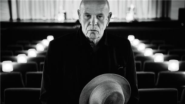 Im Alter von 73 Jahren hat Helmut Debus sein Meisterwerk vorgelegt. Für „Angst legg die slapen“ ist der Braker Singer-Songwriter mit dem Preis der Deutschen Schallplattenkritik ausgezeichnet worden.