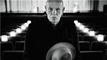 Im Alter von 73 Jahren hat Helmut Debus sein Meisterwerk vorgelegt. Für „Angst legg die slapen“ ist der Braker Singer-Songwriter mit dem Preis der Deutschen Schallplattenkritik ausgezeichnet worden.