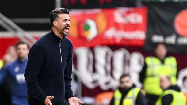 Im Angriff harmlos, in der Defensive anfällig - Sandro Wagner konnte mit seinen Augsburgern nicht zufrieden sein.