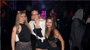 Das sind die besten Bilder der Halloween-Party im Bremerhavener Apollo Zwei verkleidete Frauen blicken in die Kamera.
