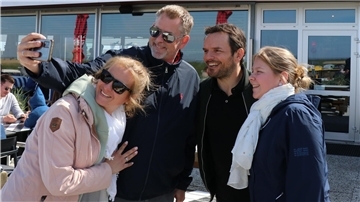 Im April 2022 schaute Steffen Henssler in seinem „Ahoi“- Restaurant in Otterndorf nach dem Rechten. Autogramme und Selfies von und mit dem prominenten Koch waren bei seinem Besuch heiß begehrt.