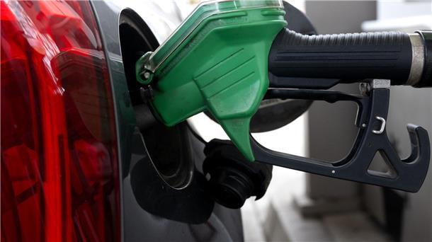 Im April kostete ein Liter Super E10 im bundesweiten Monatsdurchschnitt 1,851 Euro pro Liter (Symbolbild).