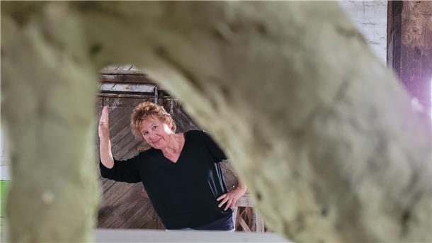 Im Atelier von Claudia Krentz im alten Dorumer Bahnhofsgebäude gibt es nicht nur Bilder, sondern auch Skulpturen wie diesen Absatzschuh aus Papier zu sehen. 