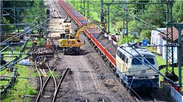 Im August begannen die Modernisierungsarbeiten auf der Strecke Hamburg-Berlin, die dafür bis April 2026 gesperrt ist. (Archivbild)