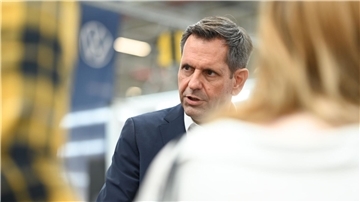 Im August war Ministerpräsident Olaf Lies im VW-Werk in Emden zu Gast. (Archivbild)