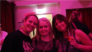 Im ausverkauftem Apollo tanzten und feierten die Leute zu Hits der 90er. Bei guter Stimmung war die Tanzfläche immer sehr gut besucht.