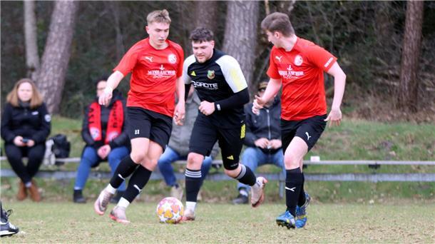 TSV Oerel/Barchel schöpft neue Hoffnung – auch, weil die Konkurrenz patzt Im Auswärtsspiel beim Heeslinger SC III ließ der TSV Gnarrenburg nichts anbrennen. Offensivspieler Jendrik Renken (links) traf zum 4:0-Endstand.