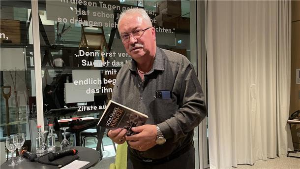 Im Auswandererhaus stellte Sadik Sahin, der selbst mit 15 Jahren aus der Türkei nach Bremerhaven kam, sein Buch mit Geschichten über die erste Generation der türkischen Gastarbeiter vor.