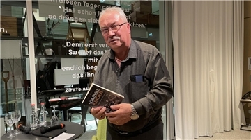 Im Auswandererhaus stellte Sadik Sahin, der selbst mit 15 Jahren aus der Türkei nach Bremerhaven kam, sein Buch mit Geschichten über die erste Generation der türkischen Gastarbeiter vor.