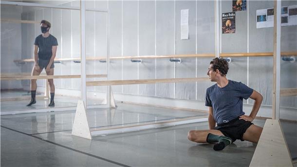 Im Ballettsaal müssen Tänzerinnen und Tänzer hinter Trennwänden trainieren, um den Hygieneabstand einzuhalten. Große Sprünge sind da kaum möglich, und mehr als sechs Personen gleichzeitig dürfen sich auch nicht im Raum aufhalten. Foto: Hartmann