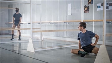 Im Ballettsaal müssen Tänzerinnen und Tänzer hinter Trennwänden trainieren, um den Hygieneabstand einzuhalten. Große Sprünge sind da kaum möglich, und mehr als sechs Personen gleichzeitig dürfen sich auch nicht im Raum aufhalten. Foto: Hartmann