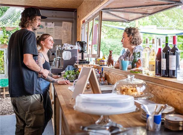 Im „Beet“ werden kalte Getränke, Kaffee, Kuchen und Snacks angeboten.