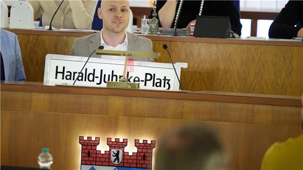 Im Bezirksparlament gab es eine klare Entscheidung dafür, dass das Schild mit der Aufschrift „Harald-Juhnke-Platz“ bald gebraucht wird. 