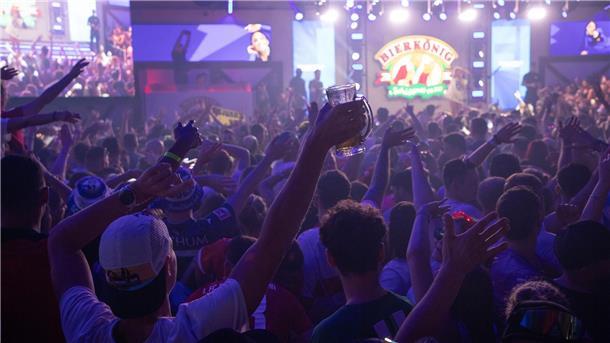 Bilder des Tages Im Bierkonig wird auf der Saisonabschlussparty zum Ende des Sommers 2025 gefeiert