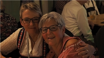 Oktober-Gaudi im Dorphuus Lunestedt: Das sind die schönsten Bilder vom Samstag Menschen in Tracht bei einer Feier.