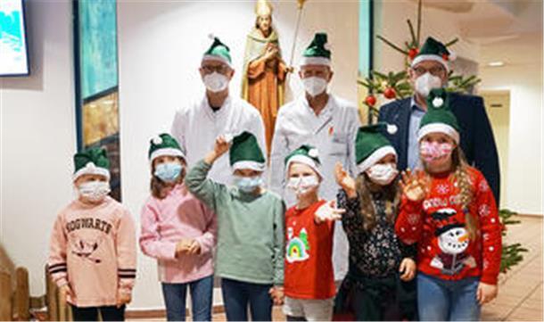 Im Braker St.-Bernhard-Hospital wurden Weihnachtsgeschenke an Patienten verteilt. Zudem sangen Grundschulkinder.