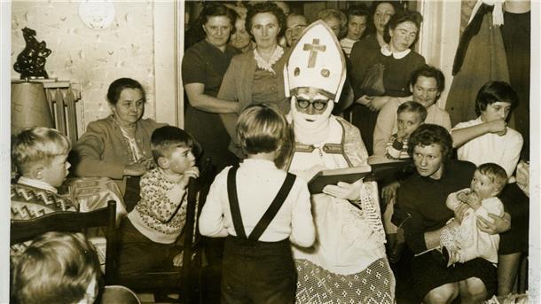 So freute sich Nordenham in den 1950ern auf den Weihnachtsmann Im Buch steht alles drin: Die Oberschlesier hatten1960 den Nikolaus zu Gast.