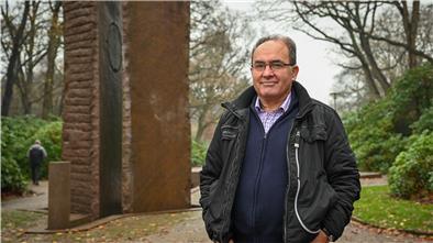 Im Bürgerpark gefällt es Khalil Koto besonders gut. Die Blumen, die dort im Frühling und Sommer blühen, erinnern ihn an seine Heimat Nordsyrien.