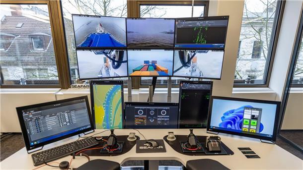 Schiffe aus der Ferne steuern Im Büro stehen viele Bildschirme, über die der Kapitän das Schiff steuern kann.