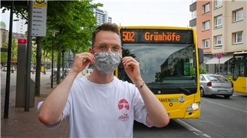 Im Bus ist der Mund-Nase-Schutz Pflicht. Aber halten sich die Menschen auch weiter daran? NZ-Volontär Jannik Sauer will das im Selbstversuch herausfinden.