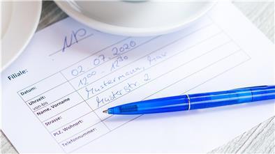 Im Café und in Restaurants müssen Gäste ihre Kontaktdaten hinterlassen. Die Polizei in Bremen und Niedersachsen darf diese Daten auch nutzen.