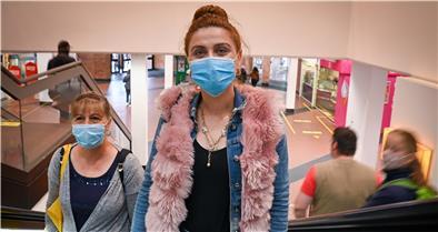 Im Columbus-Center in Bremerhaven gilt nicht nur in den Geschäften, sondern auch auf den Gängen die Maskenpflicht. Desislava Bzhaleva (re.) und Galadina Bzhaleva halten sich an die Regeln.